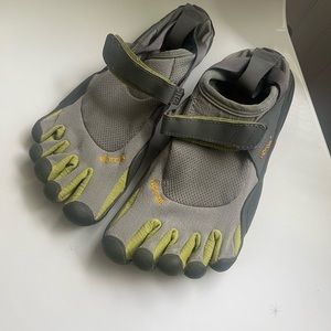 Vibrams Five fingers shoes , size women’s EU 37, Gray